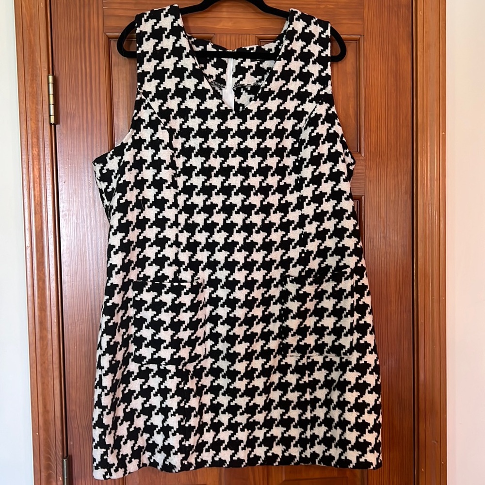 1X gingham jumper dress. Smoke free home. Pockets on size. Mini dress.